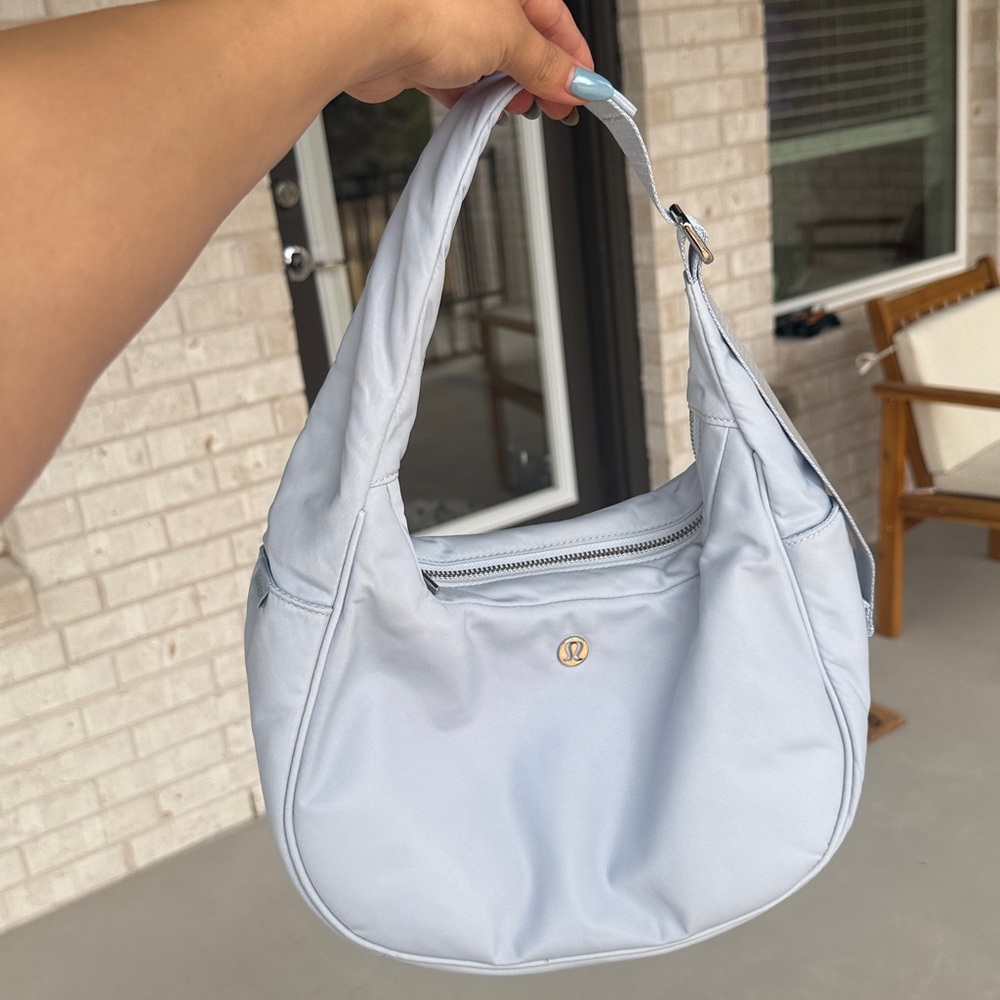 Lululemon City Essentials Shoulder Bag 4L starch blue.
